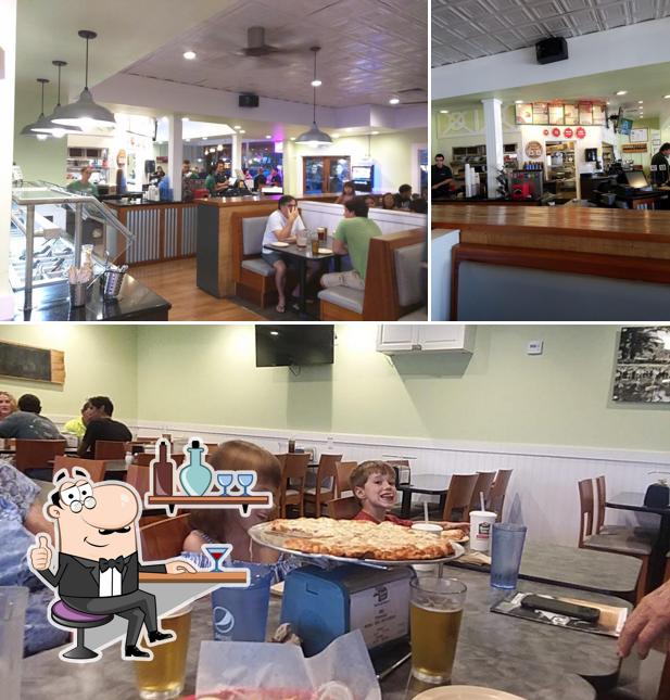 Round Table Pizza, 1020J Keolu Dr in Kailua Restaurant menu and reviews