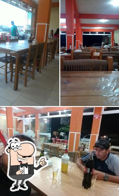 Sente em uma das mesas no Pizzaria Super Pizza