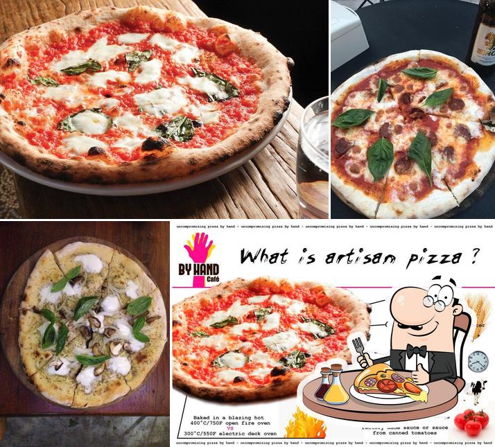 Pide una pizza en By Hand Pizza Cafe