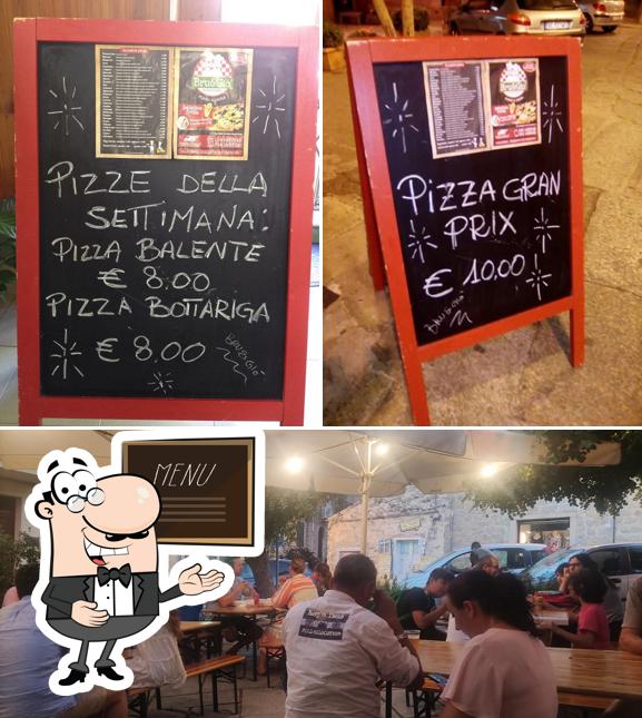 Questa è la immagine che presenta la lavagna e interni di Bru&Gio Pizza Express