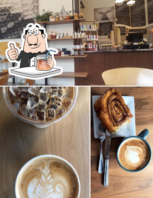 Naked Bean Espresso Bar and Cafe se distingue par sa boire et intérieur