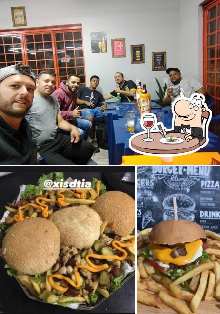 Confira a imagem ilustrando comida e interior no Xis da 25