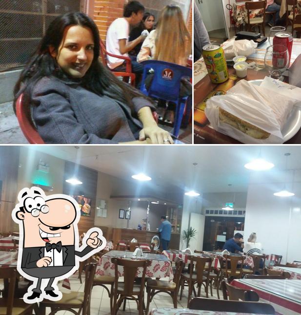 Sente em uma das mesas no Circulu's Lanches