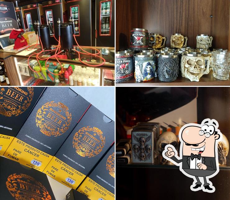 Sente em uma das mesas no Smoking Beer Tabacaria