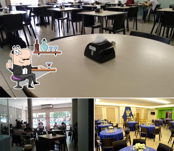 Sente em uma das mesas no Buffet Marias