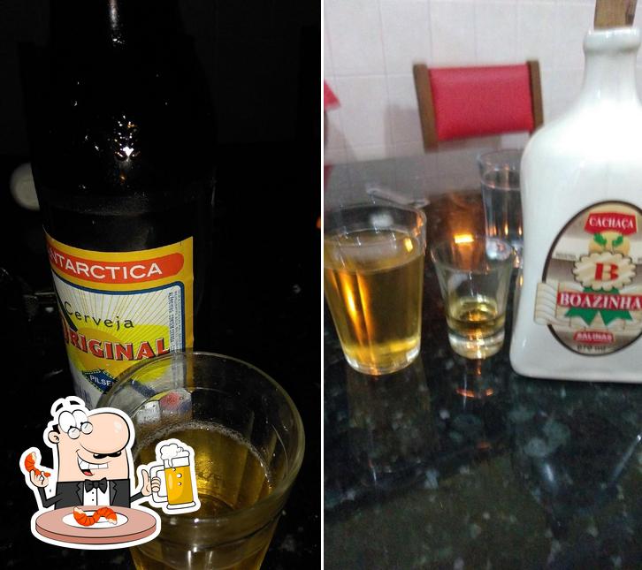 Desfute um copo de cerveja leve ou escura