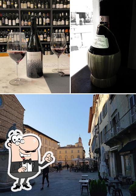Фотография, на которой видны внешнее оформление и вино в Terra di Piero