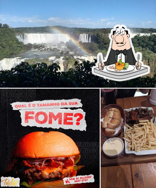 Dê uma olhada a ilustração apresentando comida e exterior no Paiol Tap House