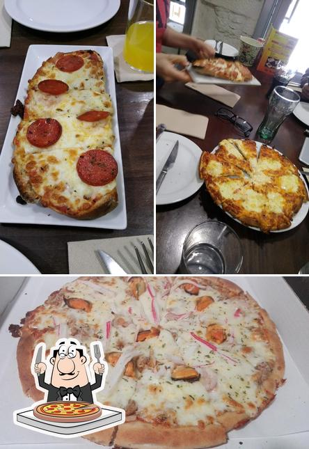 Try out pizza at A Casa do Gato