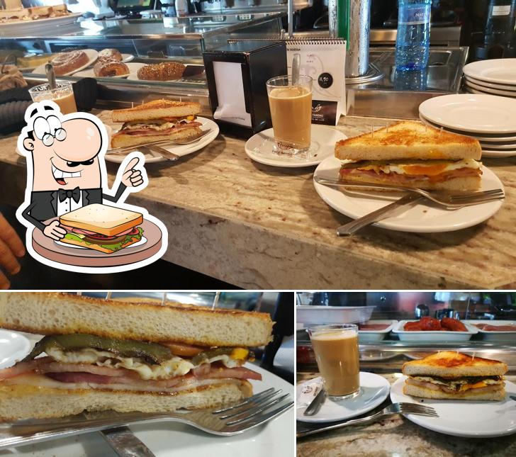 Degusta un sándwich en Café Fabero