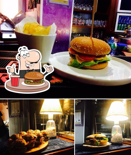 Prova un hamburger a Gral Lounge cafe'