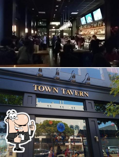 Взгляните на снимок паба и бара "Town Tavern"