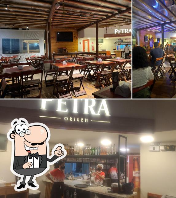 Sente em uma das mesas no Meu Bar
