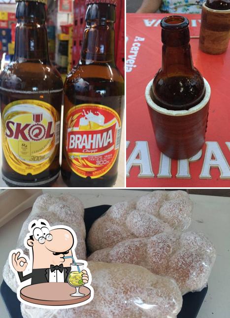 Entre diversos coisas, bebida e comida podem ser encontrados no Gidião Espetos