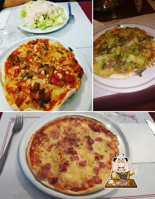 Get pizza at Restaurante Venecia Pizzería