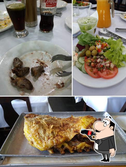 Entre diferentes coisas, bebida e comida podem ser encontrados a Boi de Ouro Churrascaria