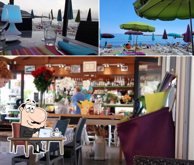 Installez-vous à l'une des tables de Da Mitchou Restaurant Plage