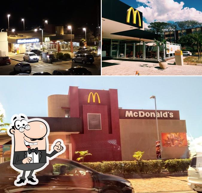 Desfrute da vista do exterior McDonald's