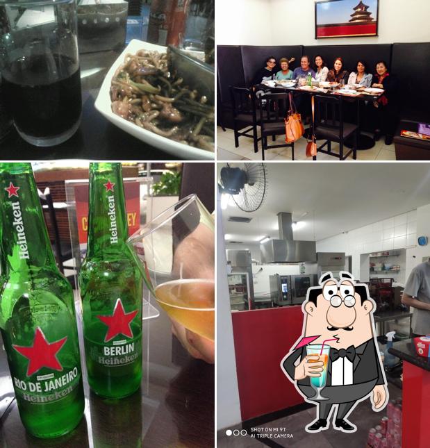 A bebida e interior do restaurante