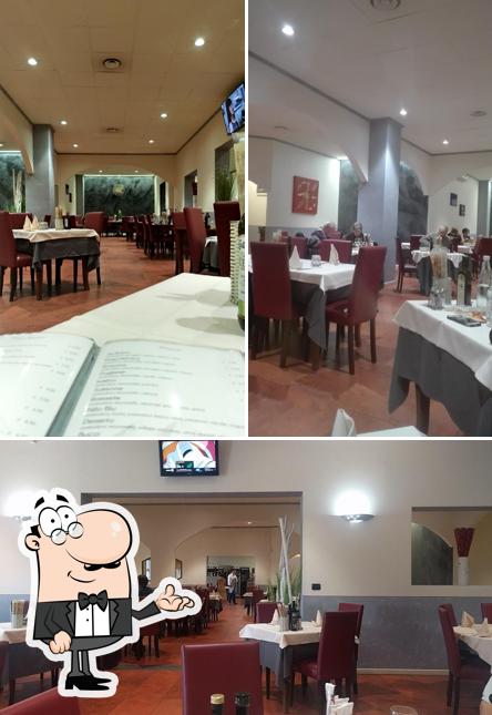 Siediti a un tavolo di Ristorante Pizzeria Le Piramidi