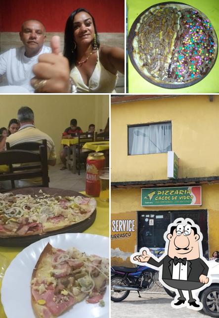 Sente em uma das mesas no Delivery Pizzaria Cacos de Vidro
