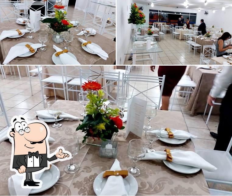 Sente em uma das mesas no Restaurante e Buffet L'appétit