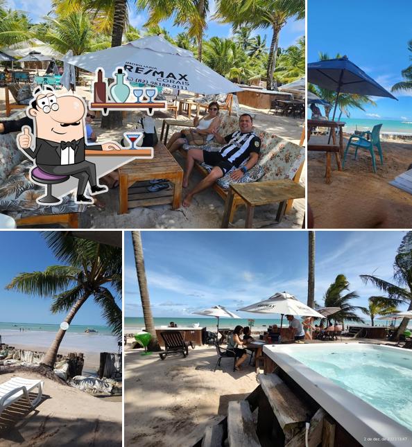 Sente em uma das mesas no Corais Beach Club