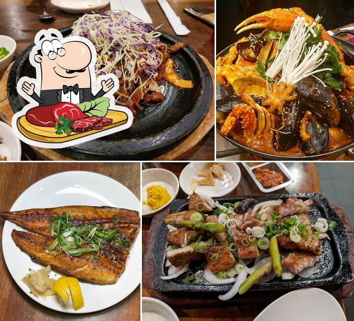 Pide un plato con carne en Five Senses (Koreatown)