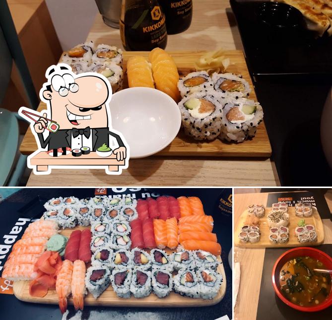 Japanos sirve rollitos de sushi