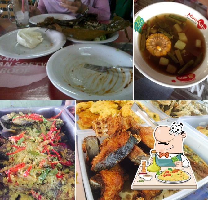 Блюда в "Rumah Makan Sayur Asem Ibu Mastini"