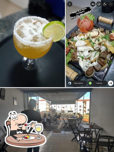 A imagem da comida e interior a Carybe bar e cozinha