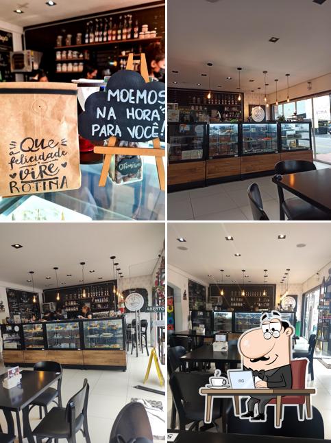 Sente em uma das mesas no Gratigrão Café