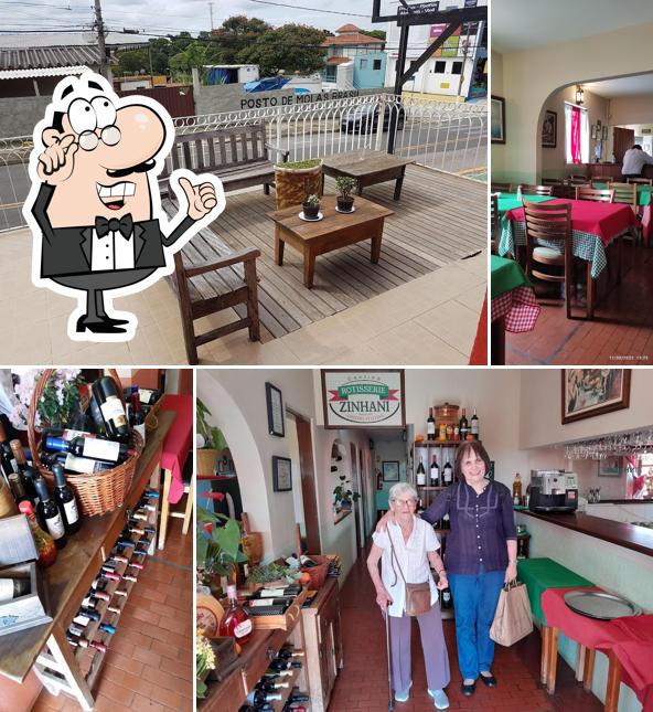 Sente em uma das mesas no Cantina Zinhani