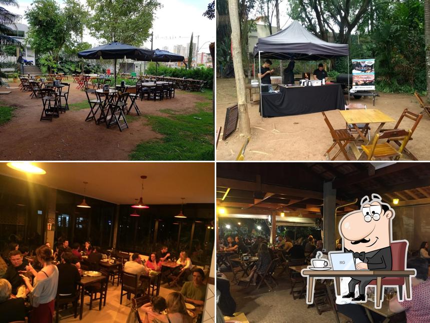 Sente em uma das mesas no Fratello Pizza Bar