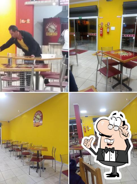 O interior do Marcelo Hot Dog Colombo