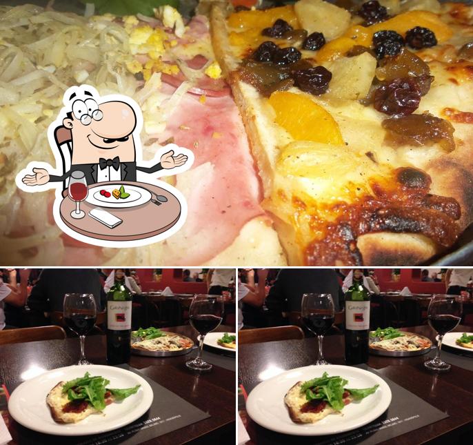 A imagem da mesa de jantar e comida a Bianca Pizzaria