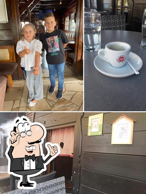 Dai un'occhiata agli interni di Cafe Old Đoni