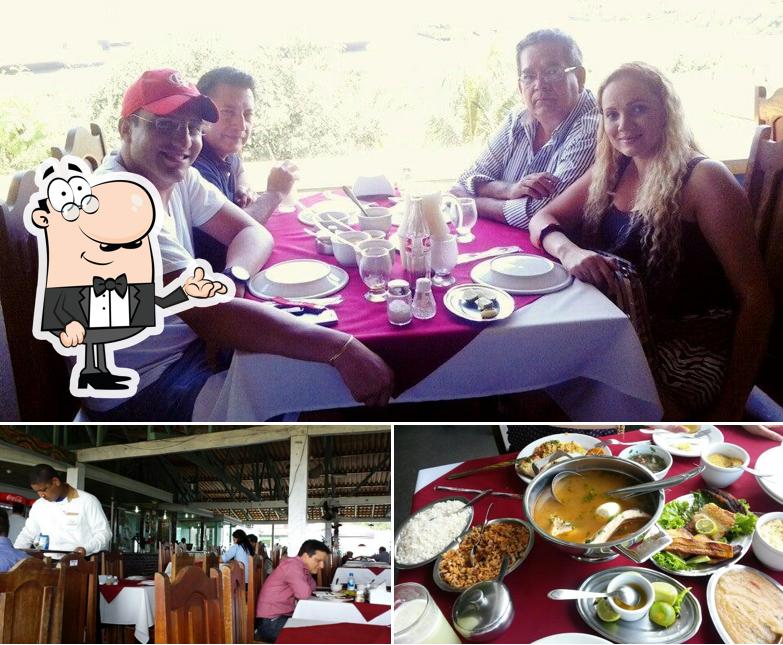 Confira a foto mostrando interior e comida no Peixaria Moronguêtá