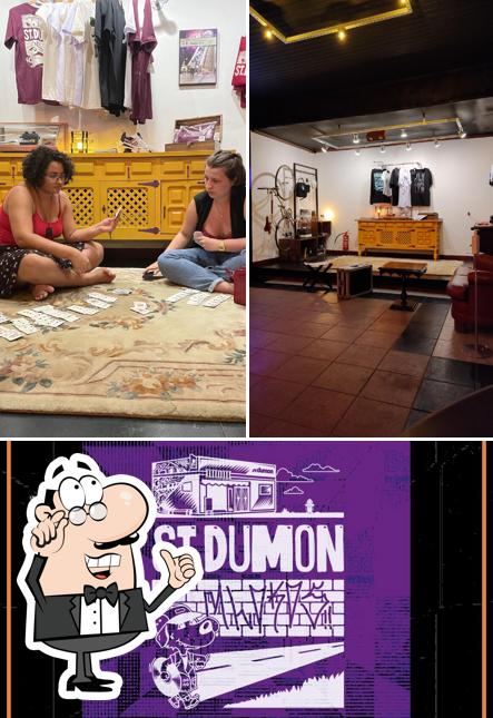 Sente em uma das mesas no Dumon Arte Bar