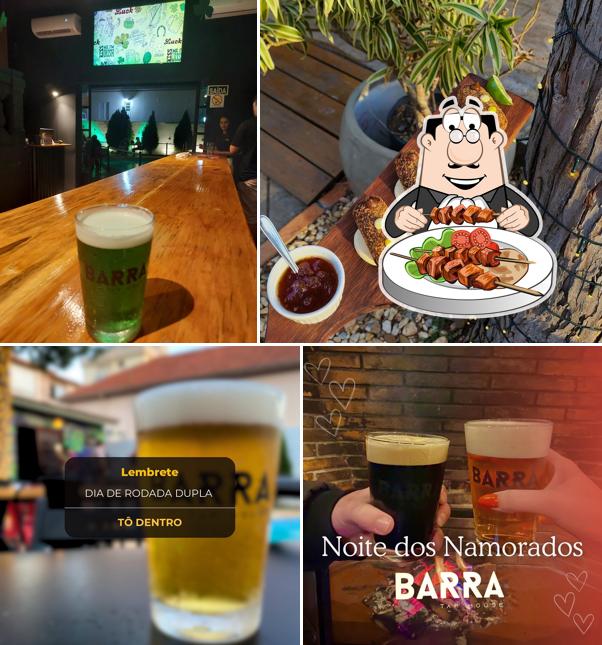 Confira a foto apresentando comida e bebida no Barra Tap House