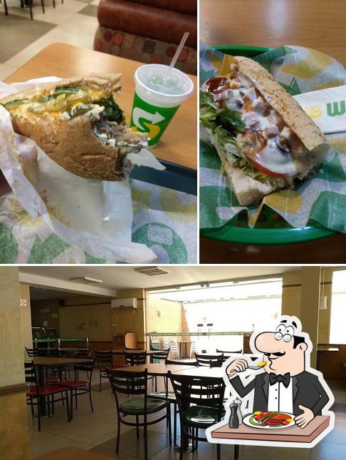 Confira a foto apresentando comida e interior no Subway