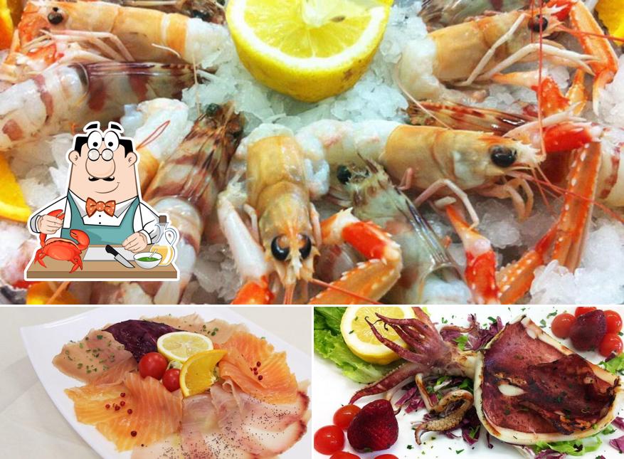 Prova tra i vari prodotti di cucina di mare disponibili a Un Mare Di Sfizi