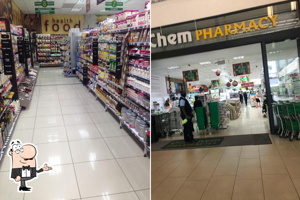 Nehmt an einem der Tische im Dis-Chem Pharmacy Dainfern - Fourways Platz