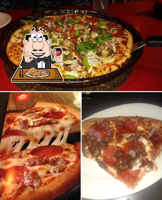 Pizza Hut, 6111 Crawfordsville Rd in Speedway Restaurant menu and reviews