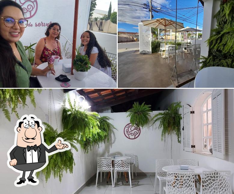 Sente em uma das mesas no Delite - Sorveteria Artesanal e Café