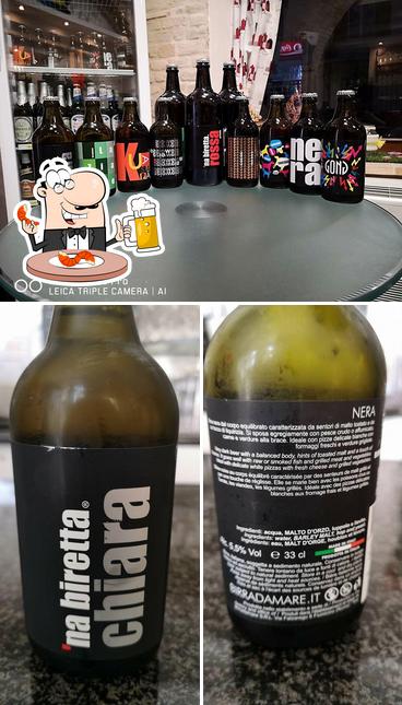 Puoi ordinare un rinfrescante bicchiere di birra chiara o scura