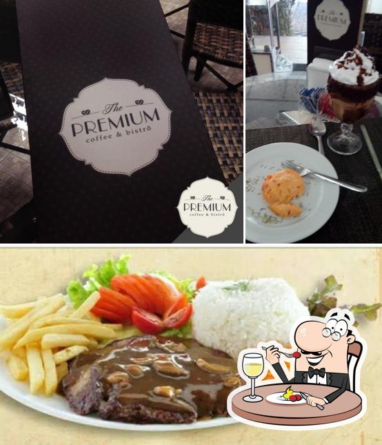 A imagem da comida e interior no The Premium Coffee & Bistrô