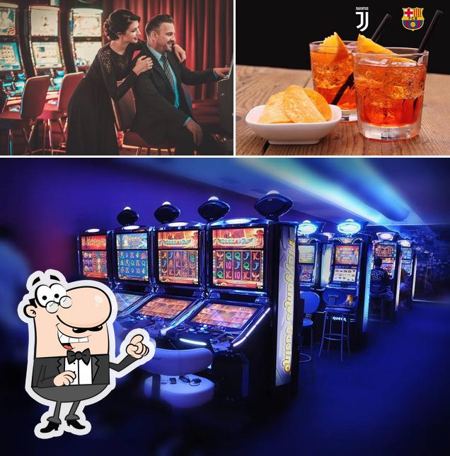 La immagine della interni e alcol di Casinò Cafè