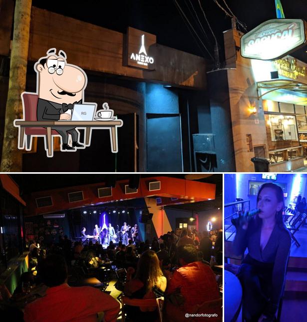 O interior do Anexo Music Bar