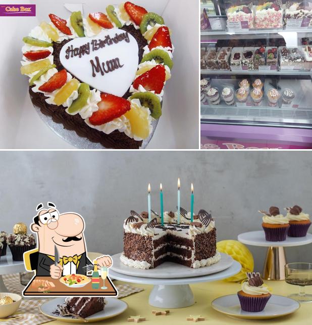 Mira las fotos que muestran comida y interior en Cake Box Nelson
